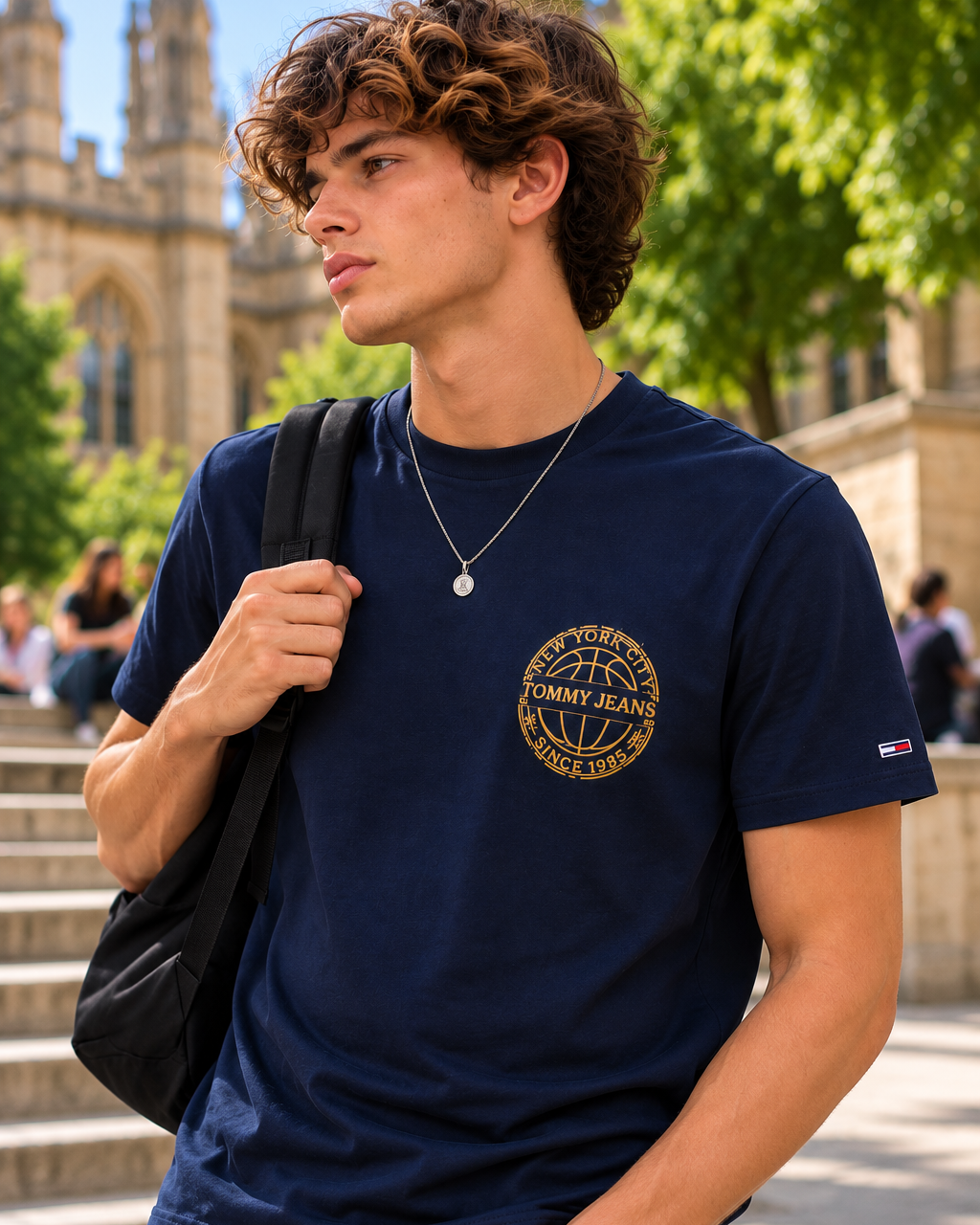 Tommy Jeans Basketball Chest Logo T-Shirt navy - close-up student lifestyle  Colour: Dessert Sky 
